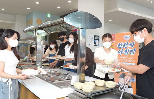 ▲순천향대 향설1관 식당 한식뷔페에서 학생들이 천원의 아침밥을 배식받고 있다. 