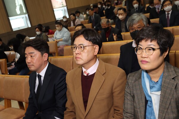 ▲왼쪽부터 강훈식 의원, 이명수의원, 김희영 아산시의회 의장