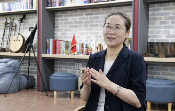 ▲순천향대학교내 공자아카데미 다목적교육실에서 진행된 인터뷰에서 조화(텐진외국어대 교수) 중국측 원장이 한·중 간 새로운 30년을 위한 교육교류 분야의 진일보한 교육플랫폼 구상과 함께 공자아카데미 운영 방향을 설명하고 있다.       (사진제공=순천향대)